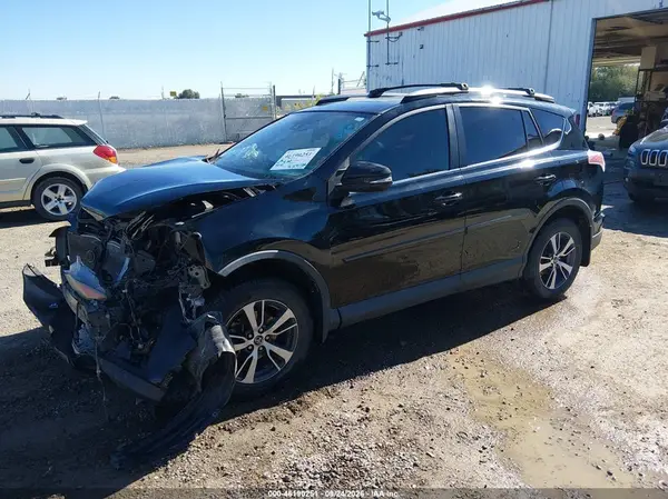 2T3RFREV8HW654458 — 2017 Toyota RAV4, фото 2 с аукциона IAAI, Передняя часть