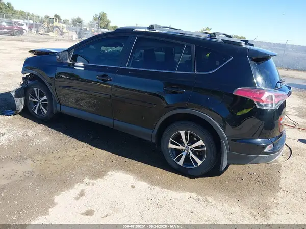 2T3RFREV8HW654458 — 2017 Toyota RAV4, фото 3 с аукциона IAAI, Передняя часть