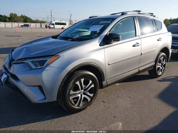 2T3ZFREV4HW353265 — 2017 Toyota RAV4, фото 2 с аукциона IAAI, Передняя часть справа