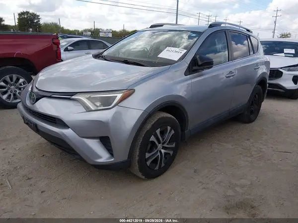 2T3ZFREV8HW332354 — 2017 Toyota RAV4, фото 2 с аукциона IAAI, Град