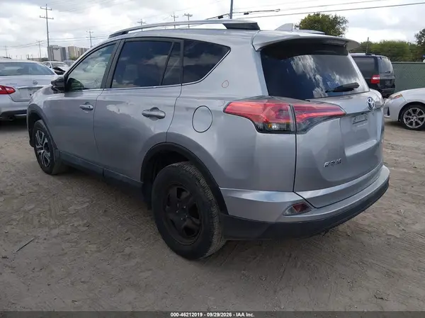 2T3ZFREV8HW332354 — 2017 Toyota RAV4, фото 3 с аукциона IAAI, Град