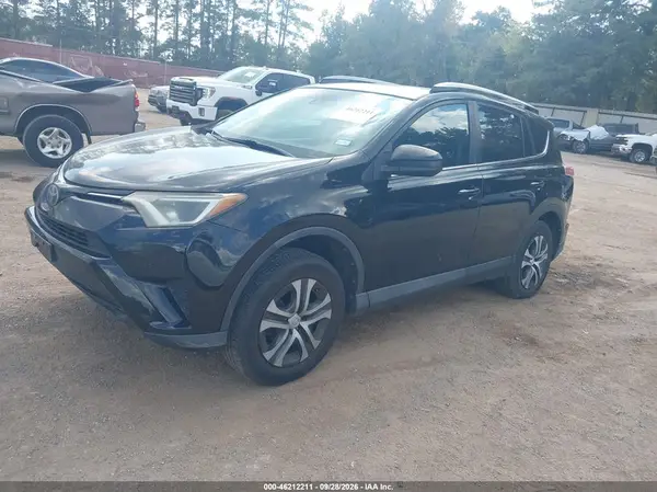 2T3ZFREV5HW366994 — 2017 Toyota RAV4, фото 2 с аукциона IAAI, Правый бок