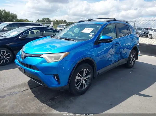 2T3WFREV4HW356038 — 2017 Toyota RAV4, фото 2 с аукциона IAAI, Левый бок