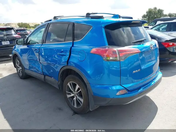 2T3WFREV4HW356038 — 2017 Toyota RAV4, фото 3 с аукциона IAAI, Левый бок