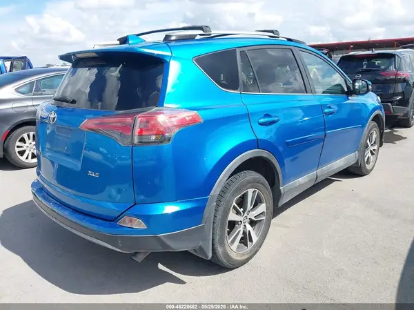 2T3WFREV4HW356038 — 2017 Toyota RAV4, фото 4 с аукциона IAAI, Левый бок