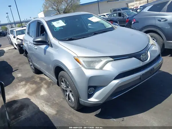 2T3WFREV9JW483339 — 2018 Toyota RAV4, Передняя и задняя части (Front & Rear), фото до ремонта