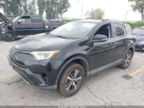 2T3WFREV2JW435620 — 2018 Toyota RAV4, фото 2 с аукциона IAAI 04.10.2026, Передняя и задняя части