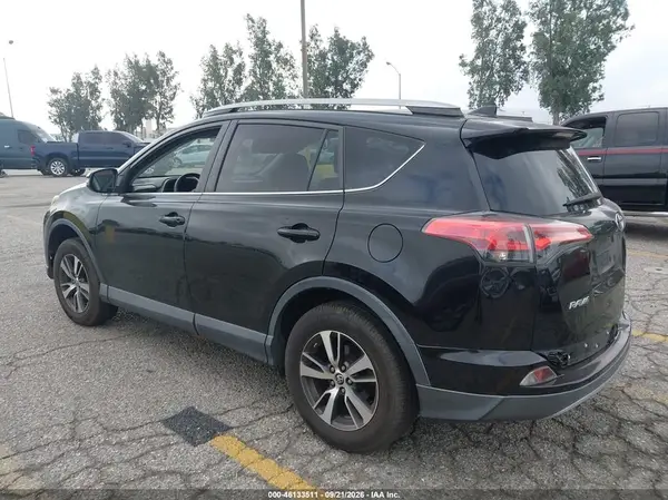 2T3WFREV2JW435620 — 2018 Toyota RAV4, фото 3 с аукциона IAAI 04.10.2026, Передняя и задняя части