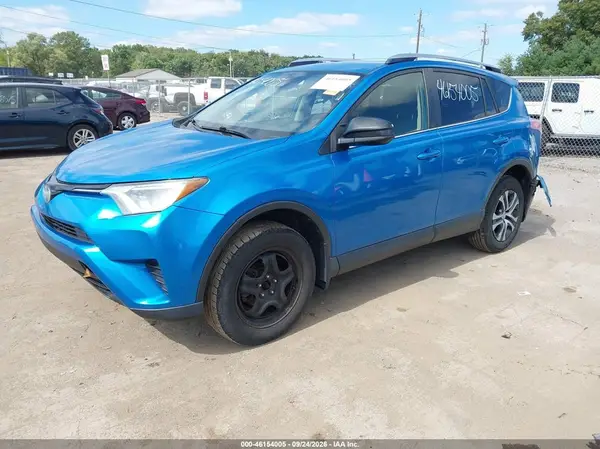 JTMZFREV1JJ181250 — 2018 Toyota RAV4, фото 2 с аукциона IAAI, Задняя часть