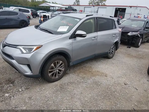 JTMRJREV8JD257639 — 2018 Toyota RAV4, фото 2 с аукциона IAAI, Задняя часть слева