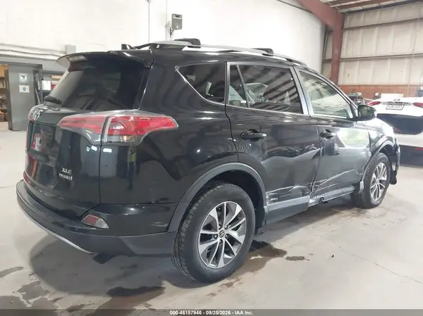 JTMRJREV5JD154159 — 2018 Toyota RAV4, фото 4 с аукциона IAAI, Правый бок