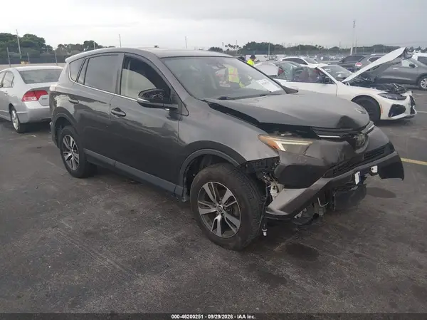 JTMWFREV3JD131774 — 2018 Toyota RAV4, Передняя часть (Front End), фото до ремонта