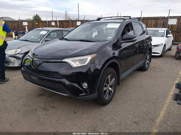 2T3RFREV6JW756671 — 2018 Toyota RAV4, фото 2 с аукциона IAAI, Правый бок