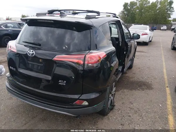 2T3RFREV6JW756671 — 2018 Toyota RAV4, фото 4 с аукциона IAAI, Правый бок