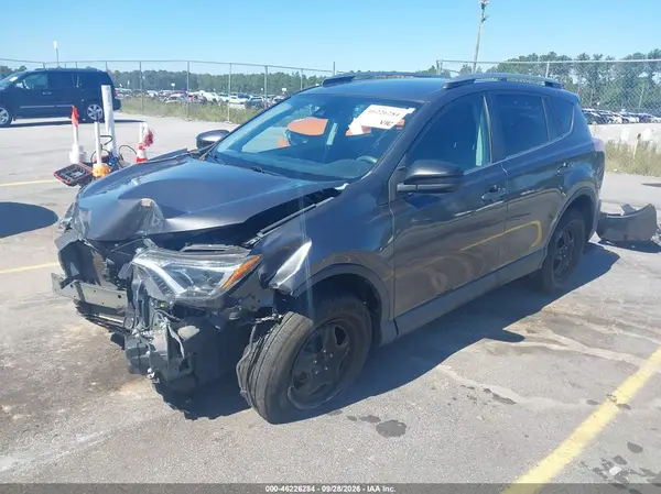 2T3ZFREV9JW520046 — 2018 Toyota RAV4, фото 2 с аукциона IAAI, Передняя часть