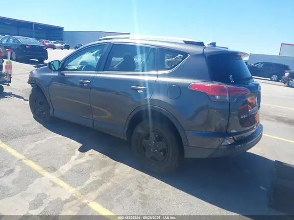 2T3ZFREV9JW520046 — 2018 Toyota RAV4, фото 3 с аукциона IAAI, Передняя часть