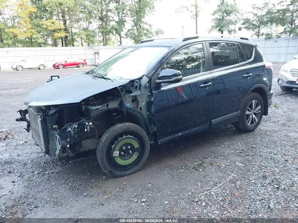 JTMRFREV0JJ748189 — 2018 Toyota RAV4, фото 2 с аукциона IAAI, Передняя часть