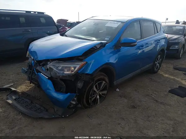 2T3WFREV4JW477383 — 2018 Toyota RAV4, фото 2 с аукциона IAAI, Передняя часть