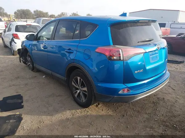 2T3WFREV4JW477383 — 2018 Toyota RAV4, фото 3 с аукциона IAAI, Передняя часть