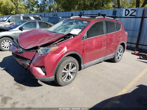 2T3RFREV7JW767744 — 2018 Toyota RAV4, фото 2 с аукциона IAAI, Передняя часть