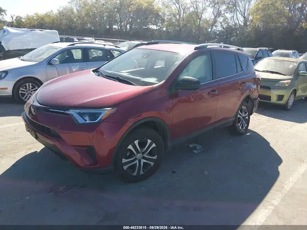 JTMBFREV5JD233804 — 2018 Toyota RAV4, фото 2 с аукциона IAAI, Задняя часть слева