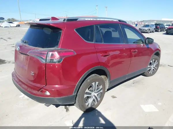 JTMBFREV5JD233804 — 2018 Toyota RAV4, фото 4 с аукциона IAAI, Задняя часть слева