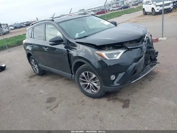 JTMRJREVXJD223914 — 2018 Toyota RAV4, Передняя часть (Front End), фото до ремонта