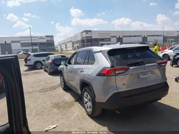 2T3H1RFV0LW096235 — 2020 Toyota RAV4, фото 3 с аукциона IAAI 13.10.2026, Передняя часть