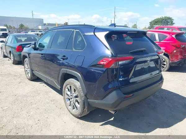 2T3R1RFVXMW183680 — 2021 Toyota RAV4, фото 3 с аукциона IAAI 28.09.2026, Правый бок