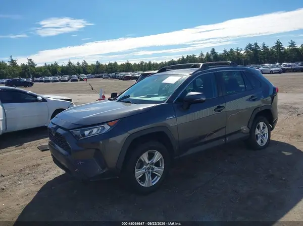 2T3MWRFV8MW126017 — 2021 Toyota RAV4, фото 2 с аукциона IAAI, Передняя часть