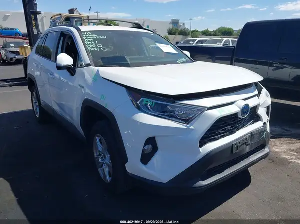 4T3RWRFVXMU048474 — 2021 Toyota RAV4, Передняя часть (Front End), фото до ремонта