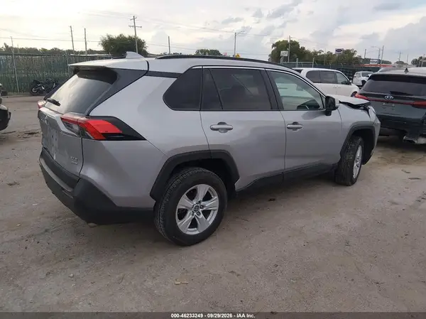 2T3P1RFV5MC229277 — 2021 Toyota RAV4, фото 4 с аукциона IAAI, Передняя часть