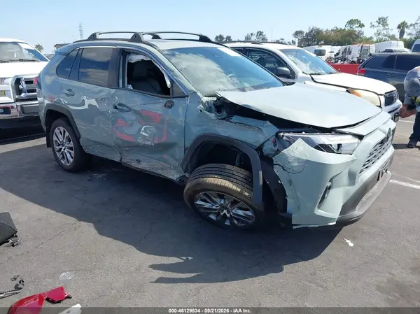 2T3C1RFV5NW215829 — 2022 Toyota RAV4, Передняя часть справа (Right Front), фото до ремонта