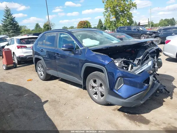 4T3RWRFV7NU067873 — 2022 Toyota RAV4, Передняя часть (Front End), фото до ремонта