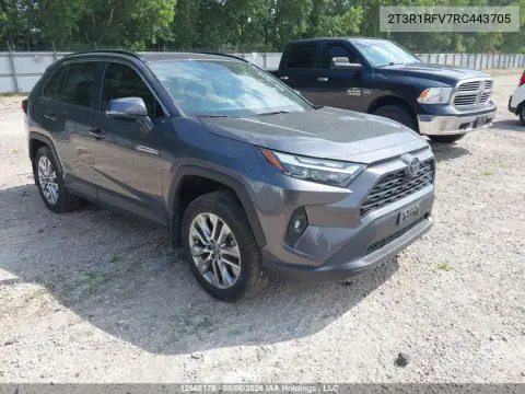 2T3R1RFV7RC443705 — 2024 Toyota RAV4, Сзади слева, фото до ремонта