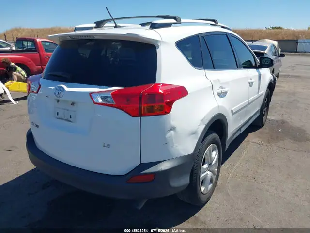 JTMZFREV3FD078644 — 2015 Toyota RAV4 LE, фото 4 с аукциона IAAI 30.09.2026, Передняя часть