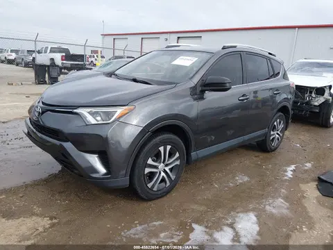 2016 Toyota RAV4 LE VIN JTMBFREV1GJ072362 фото 2
