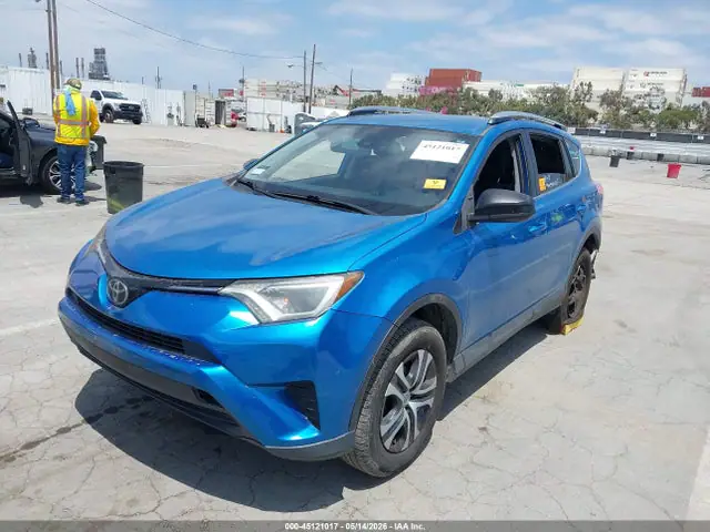 JTMZFREV8HJ105700 — 2017 Toyota RAV4 LE, фото 2 с аукциона IAAI 14.10.2026, Передняя и задняя части