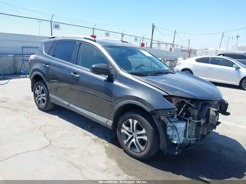 JTMZFREV7HJ116476 — 2017 Toyota RAV4 LE, Передняя часть (Front & Rear), фото до ремонта