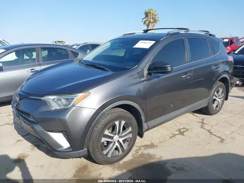 2017 Toyota RAV4 LE VIN JTMZFREVXHJ716067 фото 2