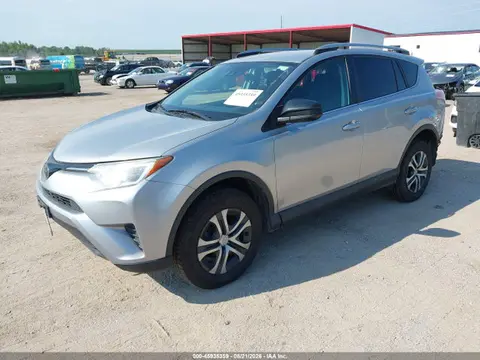 2018 Toyota RAV4 LE VIN 2T3BFREV0JW845752 фото 2