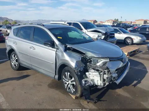 2T3ZFREV7JW407616 — 2018 Toyota RAV4 LE, Передняя часть справа (Right Front), фото до ремонта