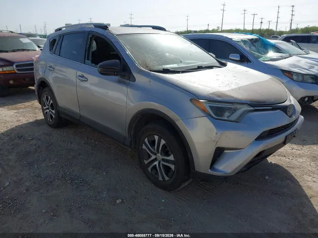 2018 Toyota RAV4 LE VIN JTMZFREV5JJ189240 фото 1