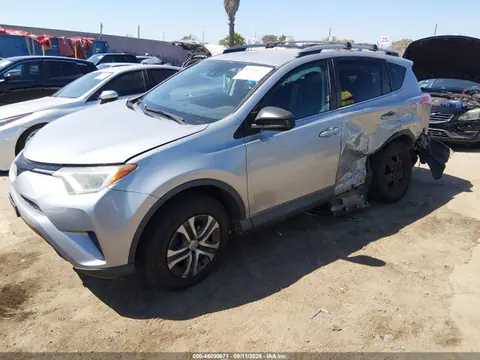 2018 Toyota RAV4 LE VIN 2T3BFREVXJW697481 фото 2