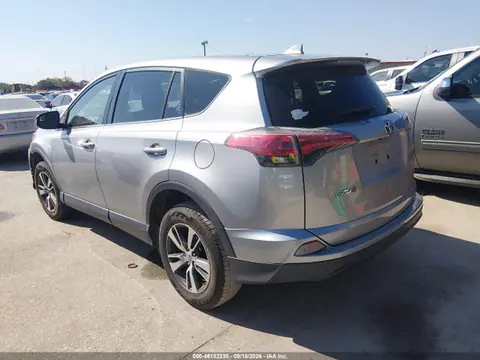 2018 Toyota RAV4 LE VIN JTMZFREVXJJ211541 фото 3