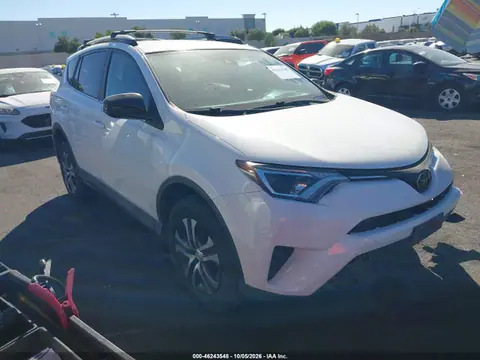 2T3ZFREVXJW479975 — 2018 Toyota RAV4 LE, Передняя часть слева (Left Front), фото до ремонта
