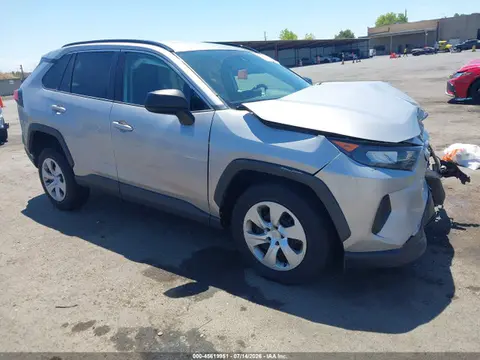 2T3F1RFV4LC084470 — 2020 Toyota RAV4 LE, Передняя часть (Front End), фото до ремонта
