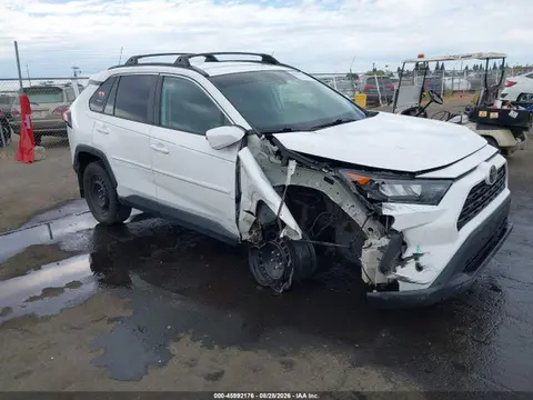 2T3G1RFV4MC157617 — 2021 Toyota RAV4 LE, Передняя часть справа (Right Front), фото до ремонта