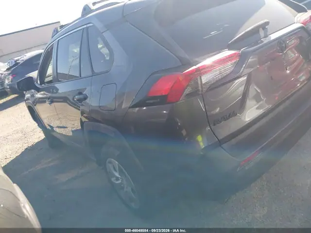2T3H1RFV2MC165199 — 2021 Toyota RAV4 LE, фото 3 с аукциона IAAI 30.09.2026, Передняя часть
