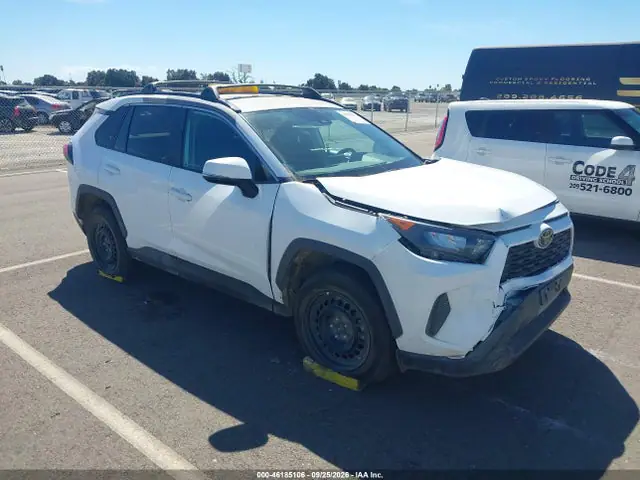 2T3K1RFVXMW104185 — 2021 Toyota RAV4 LE, Передняя часть (Front End), фото до ремонта